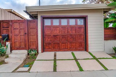 San Diego California 'daki evim. Ahşap kapının yanında cam pencereli garaj kapısı var.