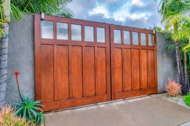 Evin kahverengi kapısı ve San Diego California 'da bulutlu gökyüzüne cam camlar.