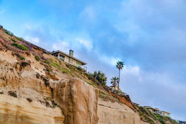 San Diego California 'daki bulutlu mavi gökyüzüne karşı okyanus manzaralı evler.
