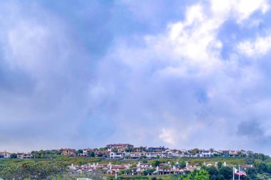 Laguna Sahili Kaliforniya 'da bulutlu gökyüzüne karşı evler ve binalar