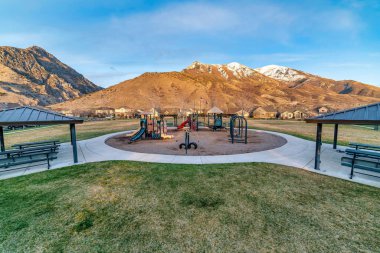 Parkın ortasındaki oyun parkında muhteşem dağ ve mavi gökyüzü manzarası