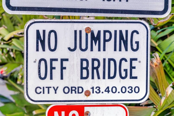 Vista de cerca del cartel de No Jumping Off Bridge en Huntington Beach California — Foto de Stock