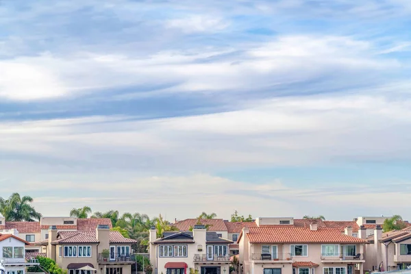 Casas y palmeras contra un paisaje nublado en Huntington Beach California — Foto de Stock