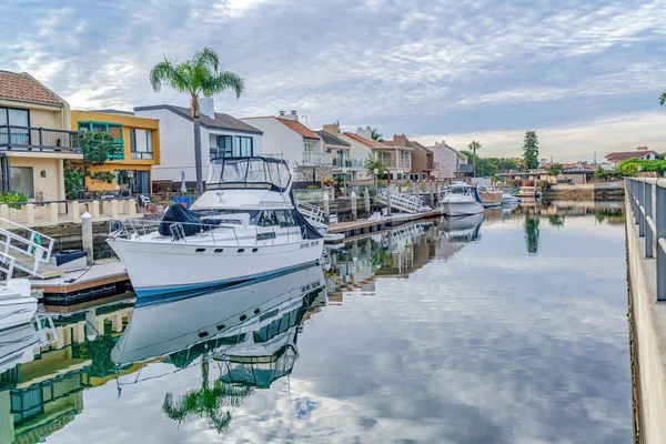 Bewolkte lucht boven huizen met uitzicht op schilderachtige gracht met boten en prive-dokken — Stockfoto