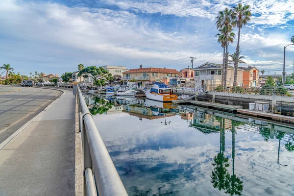 Weg en kanaal met huizen aan het water in de schilderachtige buurt van Huntington Beach — Stockfoto