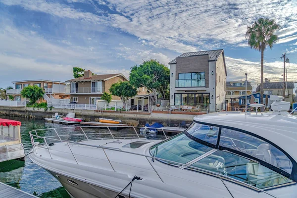 Jachten en boten langs de Huntington Beach haven met huizen en dokken aan het water — Stockfoto