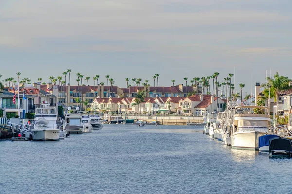 Prachtige zee in Huntington Beach met boten jachten dokken en huizen aan het water — Stockfoto