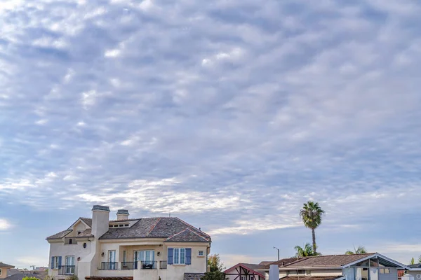 Casas elegantes com fundo céu nublado em um bairro cênico junto ao mar — Fotografia de Stock