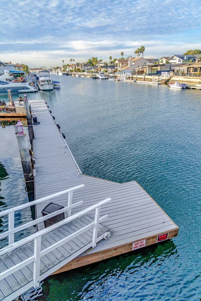 Privat brygga i ett hem mot porlande vatten i havet i Huntington Beach CA — Stockfoto