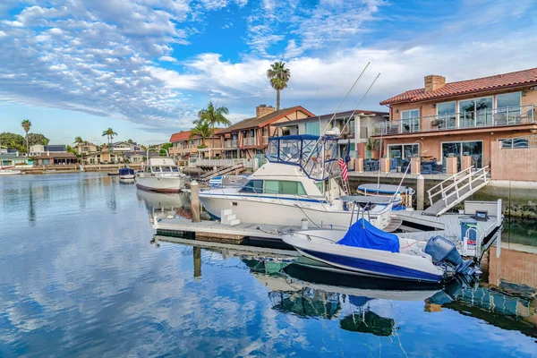 Jachty a čluny v soukromých docích přímořských domů v Huntington Beach CA — Stock fotografie