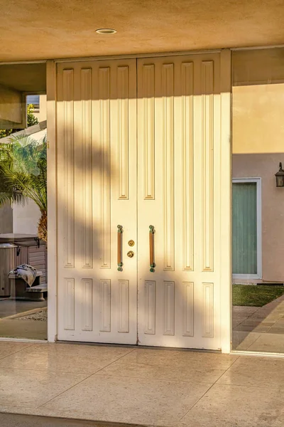 Large white double door of house with glass wall in Huntington Beach Califronia — Stock Photo, Image