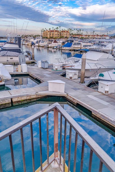 Huntington Beach California haven met jachten en boten tegen de bewolkte blauwe lucht — Stockfoto