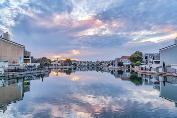 Hav och hus i ett område i Huntington Beach Kalifornien vid solnedgången — Stockfoto