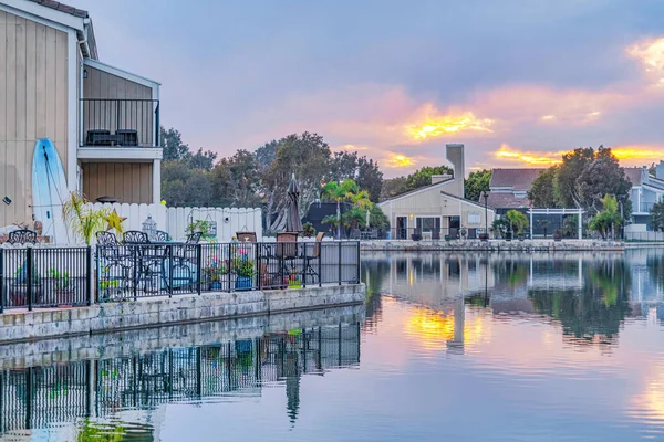 Hermosa puesta de sol en el barrio costero en el pintoresco Huntington Beach California —  Fotos de Stock
