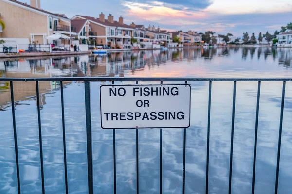 Ningún cartel de pesca o allanamiento contra el pintoresco barrio de Huntington Beach — Foto de Stock