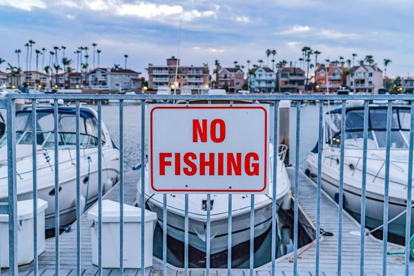 Inget fiske tecken mot yachter och bryggor i Huntington Beach California hamn — Stockfoto