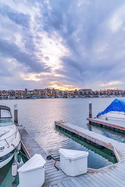 Dockor och yachter vid den natursköna hamnen i Huntington Beach Kalifornien vid solnedgången — Stockfoto