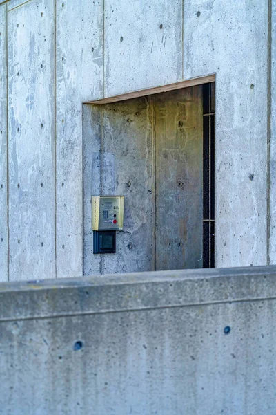 Sikkerhetsboks og jernport ved inngangen til en skolebygning i San Diego CA – stockfoto