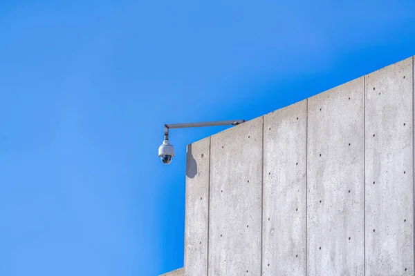 Câmera de segurança Dome no telhado de um prédio da escola contra o céu azul claro — Fotografia de Stock
