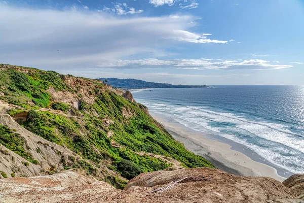 Montanha rochosa com vista para a praia e céu azul nublado em San Diego Califórnia — Fotografia de Stock