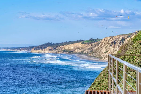 Malerische Küste und Meer von San Diego Kalifornien mit Fallschirmspringern gegen blauen Himmel — Stockfoto