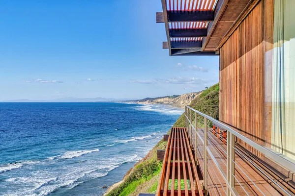 Mountain home overlooking scenic ocean view and blue sky in San Diego California — Stock Photo, Image