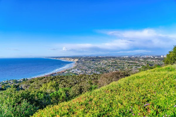 Panorama panorâmico da montanha e do mar na costa de San Diego Califórnia com céu azul — Fotografia de Stock