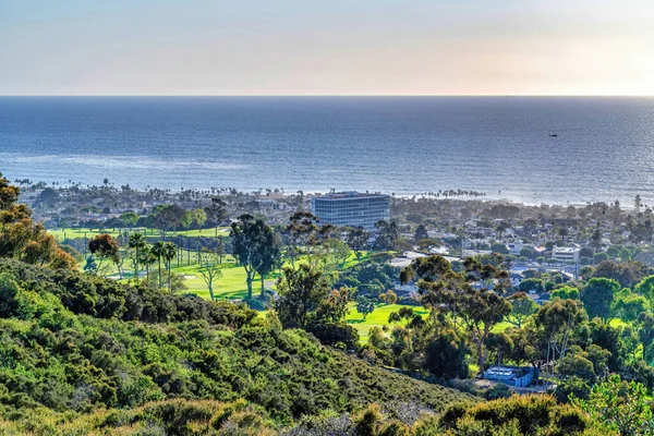 Budynki i domy pośród bujnych liści z widokiem na ocean w San Diego CA — Zdjęcie stockowe