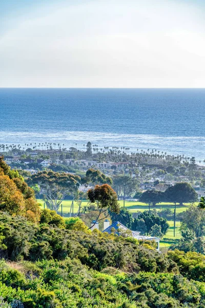 Berg en kust in San Diego Californië met uitzicht op de oceaan en de heldere lucht — Stockfoto