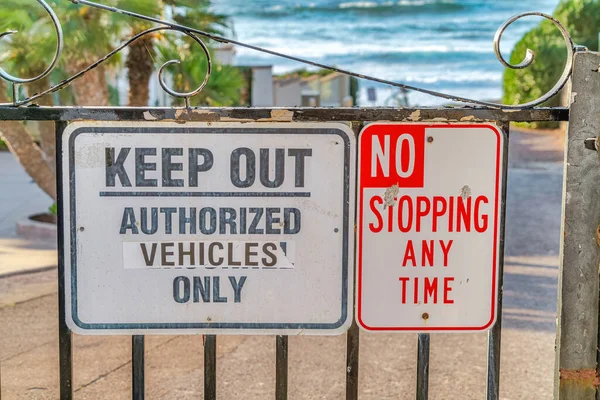 Keep Out Authorized Vehicle Only and No Stopping Any Time sign on iron gate — Stock Photo, Image