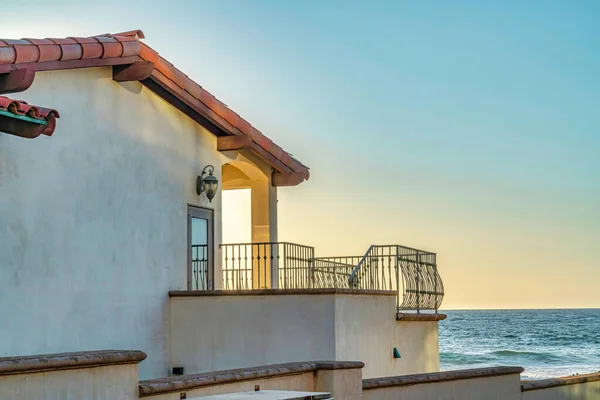 Waterfront home with balcony oevrlooking ocean at sunset in San Diego California — Stock Photo, Image
