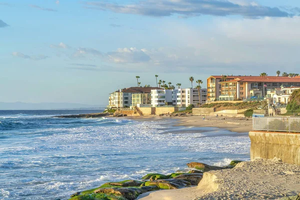 Edifícios e casas com vista para o mar e céu nublado em San Diego Califórnia — Fotografia de Stock