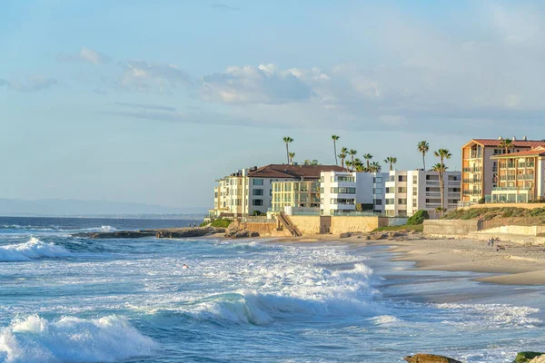 Edifícios com vista para o oceano com ondas a cair na costa em San Diego CA — Fotografia de Stock