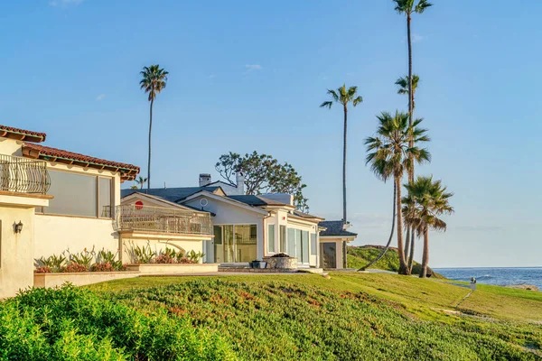 Okyanus manzaralı evleri olan San Diego California 'nın sahil mahallesi.