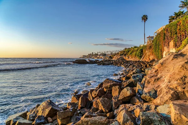 Okyanus, San Diego California 'da kayalık arazide deniz kıyısında binalarla sınırlıdır.