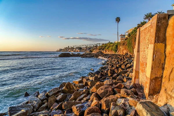 Okyanus dalgaları San Diego California sahilindeki kayalık kıyılara çarpıyor.