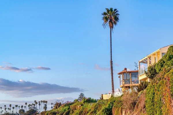 Casa y palmera contra el cielo azul nublado en la costa de San Diego California — Foto de Stock