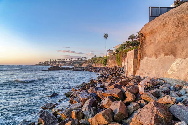 San Diego Kaliforniya kıyılarında okyanusla çevrili devasa kayalar ve sarp karalar.