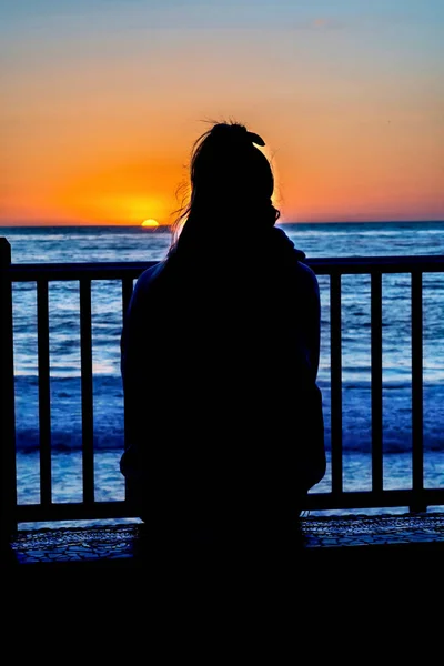 Mulher silhueta contra oceano e sol dourado em San Diego Califórnia por do sol — Fotografia de Stock