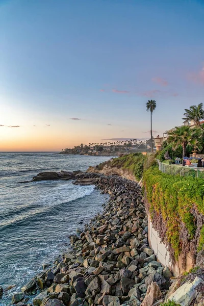 Costa de San Diego California y el océano contra el cielo azul al atardecer dorado —  Fotos de Stock