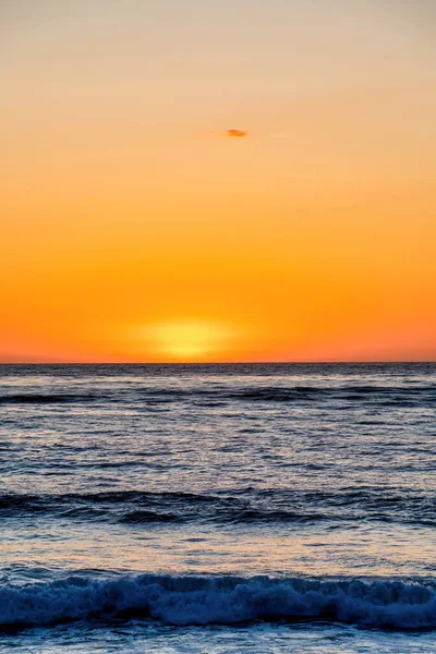 Dark ocean and orange sky at the horizon during sunset at San Diego California — Stock Photo, Image