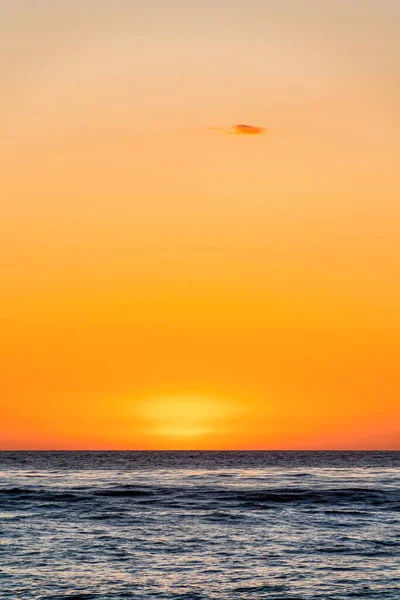 Poner el sol contra el cielo anaranjado visto por el océano escénico de San Diego California — Foto de Stock