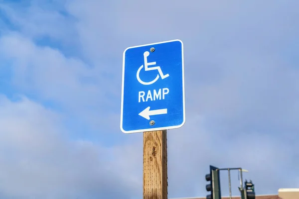 Пандус для инвалидных колясок со стрелкой против облачного голубого неба в Сан-Диего, Калифорния — стоковое фото
