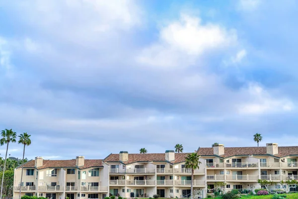 Fasad av bostadshus i San Diego Kalifornien med moln och blå himmel — Stockfoto