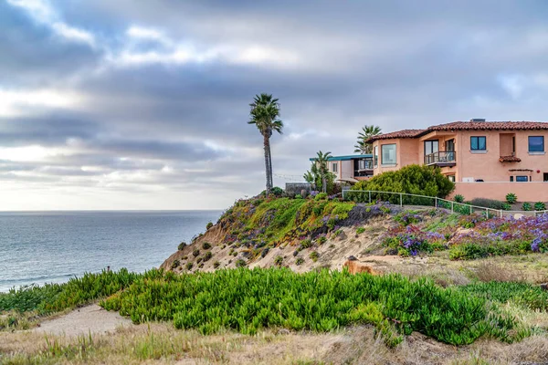 San Diego California kıyı şeridinde okyanus ve gökyüzü manzaralı bir ev.