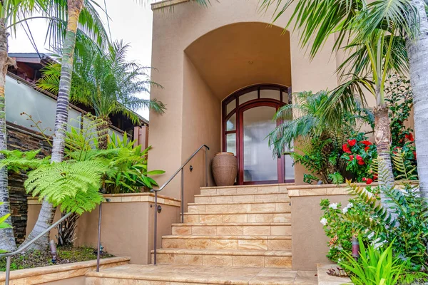 Cam kapılı ön cephe kemerli pencere ve merdivenlerin üstünde yan güzellikler.