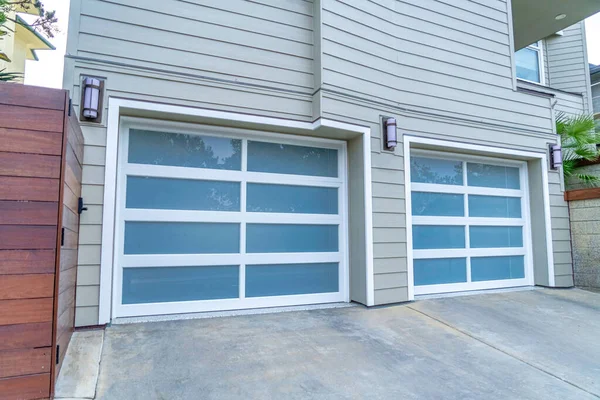 Porte di vetro di attaccato due garage auto di casa a San Diego California — Foto Stock