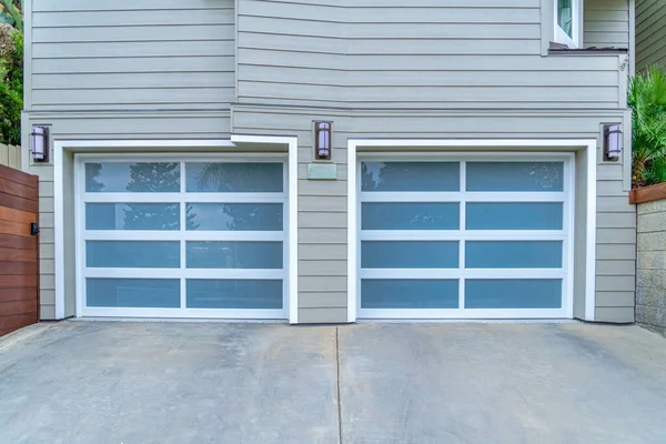 Anexado garagem de dois carros de casa com portas de vidro no bairro de San Diego CA — Fotografia de Stock