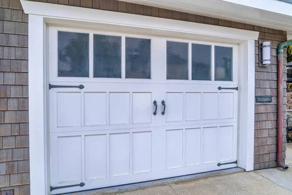 San Diego California 'da evin garajının beyaz ahşap pencereli kapısı.