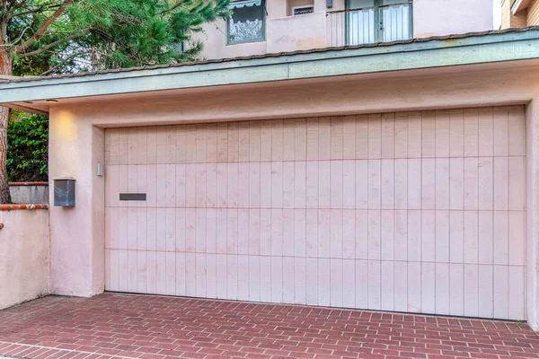 Beyaz kapısı ve tuğladan garaj yolu olan San Dego California 'nın garajı.